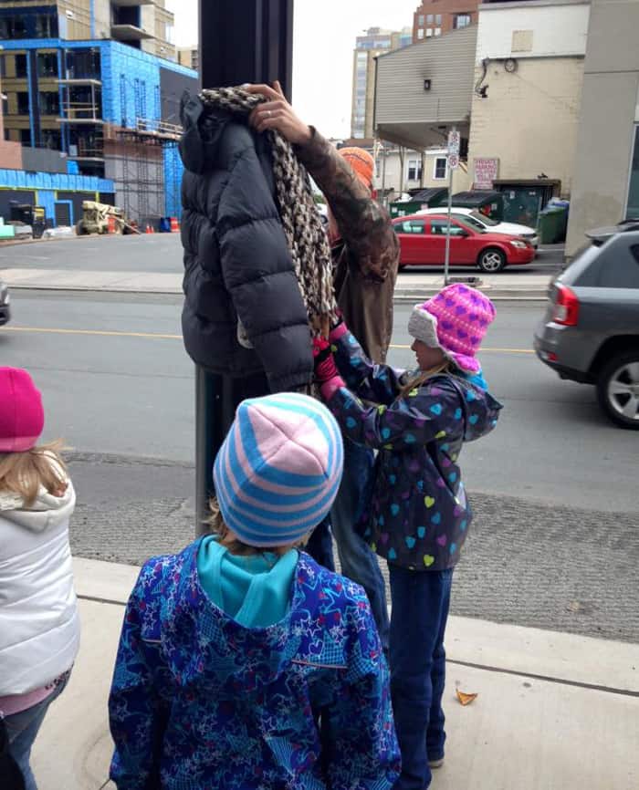 Kids Are Dressing Up Street Poles With Coats To Help The Homeless ...