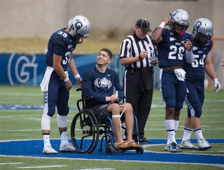 Paralyzed Football Player Inspires the World As He Walks Onstage for(01)